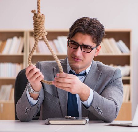 Téléchargez les photos : Le failli a cassé un homme d'affaires considérant le suicide se pendre - en image libre de droit