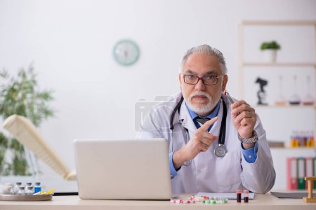 Téléchargez les photos : Vieux médecin pharmacien travaillant au laboratoire - en image libre de droit