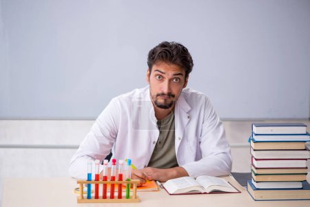 Téléchargez les photos : Jeune professeur de chimiste devant le tableau blanc - en image libre de droit