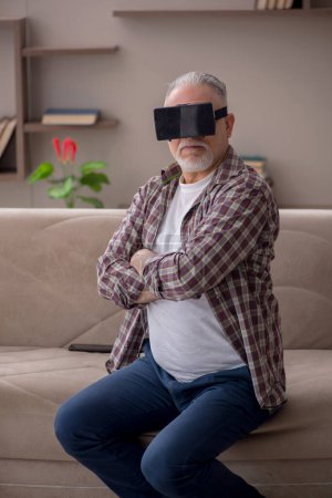 Téléchargez les photos : Old man enjoying virtual glasses at home - en image libre de droit