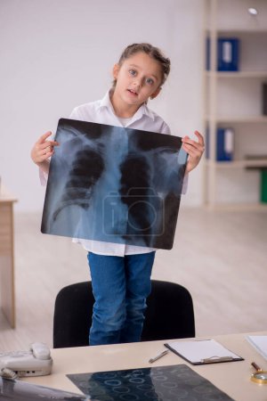Foto de Little girl playing doctor radiologist at the hospital - Imagen libre de derechos