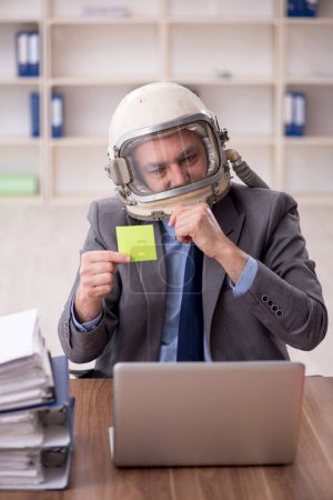 Téléchargez les photos : Old employee wearing spacesuit in the office - en image libre de droit
