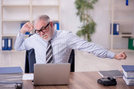 Téléchargez les photos : Old boss employee and too much work at workplace - en image libre de droit