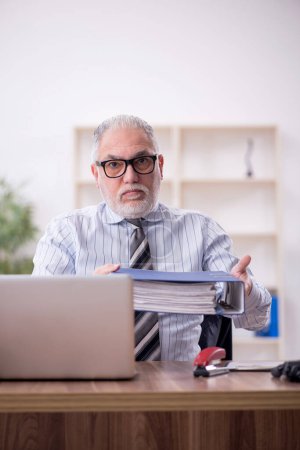 Téléchargez les photos : Old boss employee and too much work at workplace - en image libre de droit
