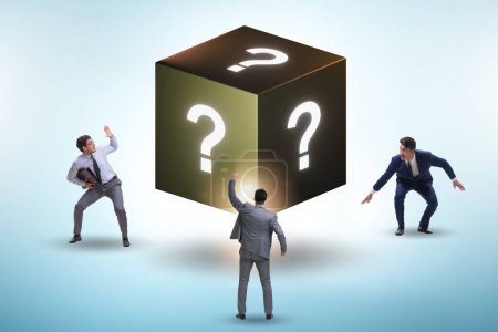 Téléchargez les photos : Homme d'affaires dans le concept de question avec cube - en image libre de droit