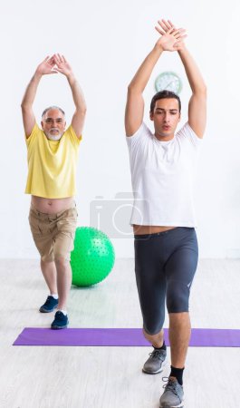 Foto de El viejo haciendo ejercicios en el interior - Imagen libre de derechos
