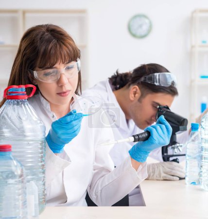 Foto de Los dos químicos que trabajan en el laboratorio - Imagen libre de derechos