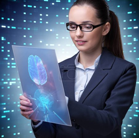 Téléchargez les photos : La femme d'affaires dans le concept d'intelligence artificielle - en image libre de droit