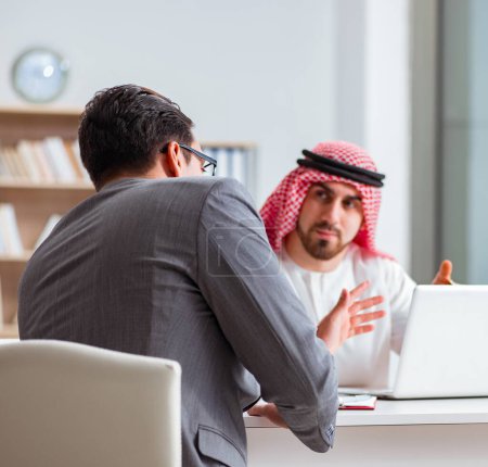 Foto de El concepto de negocio diverso con hombre de negocios árabe - Imagen libre de derechos