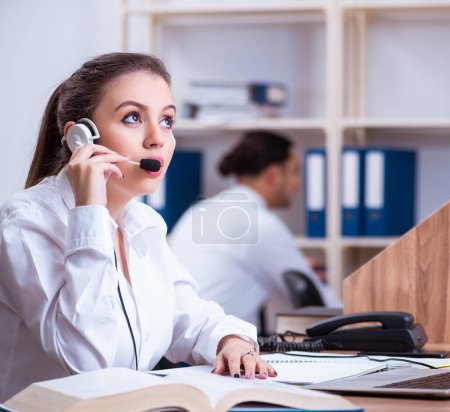 Foto de Los operadores del centro de llamadas que trabajan en la oficina - Imagen libre de derechos