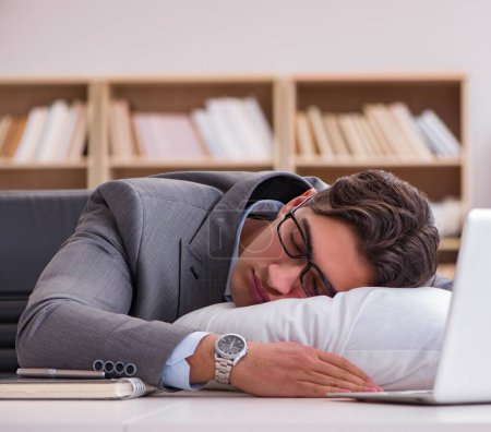 Téléchargez les photos : L'homme fatigué dormant à la maison ayant trop de travail - en image libre de droit