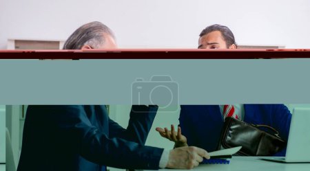 Téléchargez les photos : Les deux hommes d'affaires discutant affaires au bureau - en image libre de droit