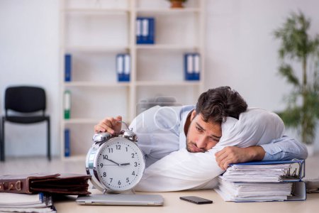 Téléchargez les photos : Jeune homme d'affaires employé dans un concept de sommeil excessif - en image libre de droit