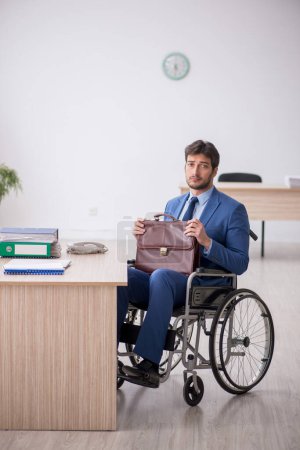 Téléchargez les photos : Young businessman employee in wheel-chair - en image libre de droit