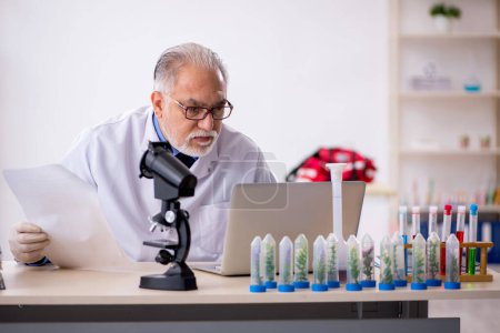 Téléchargez les photos : Ancien chimiste dans le concept de synthèse des médicaments - en image libre de droit
