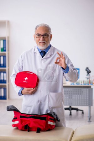 Téléchargez les photos : Médecin paramédical masculin âgé travaillant à l'hôpital - en image libre de droit