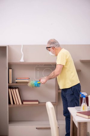 Foto de Viejo limpiando la casa - Imagen libre de derechos