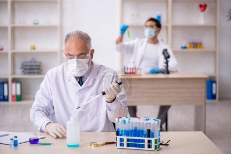 Foto de Dos químicos trabajando en el laboratorio - Imagen libre de derechos