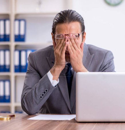 Téléchargez les photos : L'homme d'affaires malheureux dans le bureau - en image libre de droit