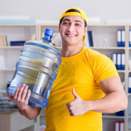 Foto de El hombre que entrega la botella de agua a la oficina - Imagen libre de derechos