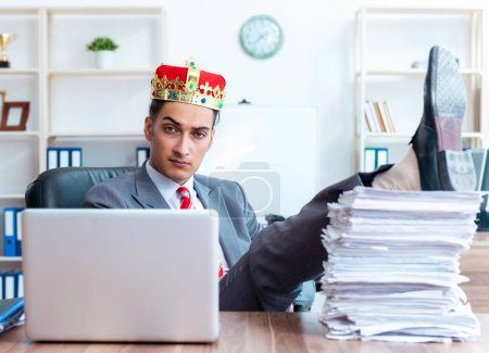 Téléchargez les photos : Le roi homme d'affaires sur son lieu de travail - en image libre de droit