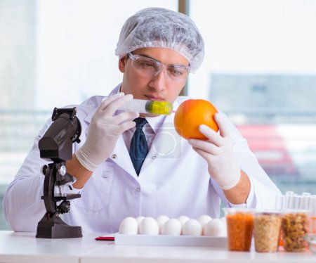 Foto de El experto en nutrición probando productos alimenticios en laboratorio - Imagen libre de derechos