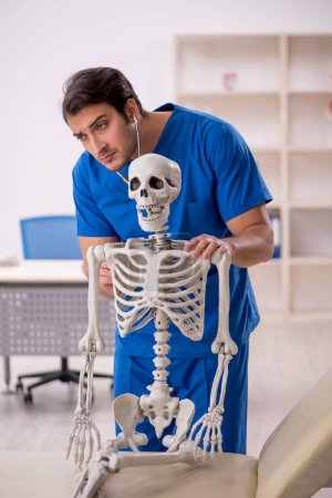 Foto de Young doctor and skeleton patient at the hospital - Imagen libre de derechos