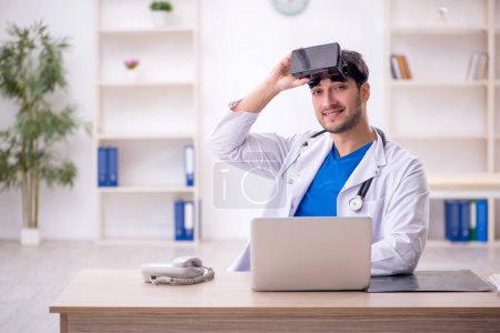 Foto de Young doctor enjoying virtual glasses at the hospital - Imagen libre de derechos