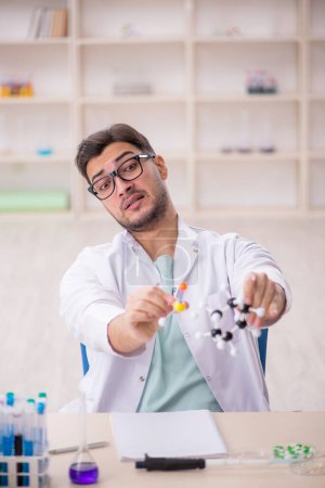 Téléchargez les photos : Jeune chimiste travaillant au laboratoire - en image libre de droit