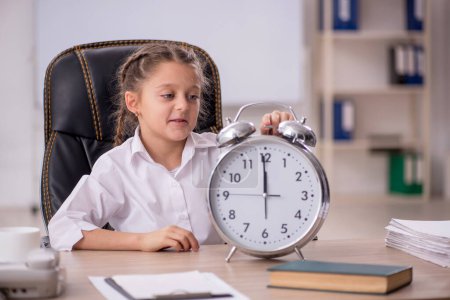 Téléchargez les photos : Little girl sitting in the classroom in time management concept - en image libre de droit