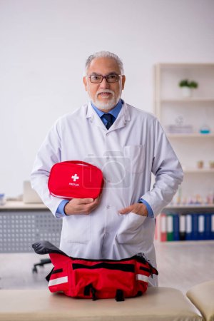 Foto de Hombre anciano paramédico que trabaja en el hospital - Imagen libre de derechos