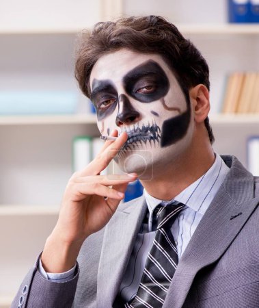 Foto de Empresario con mascarilla de miedo trabajando en la oficina - Imagen libre de derechos