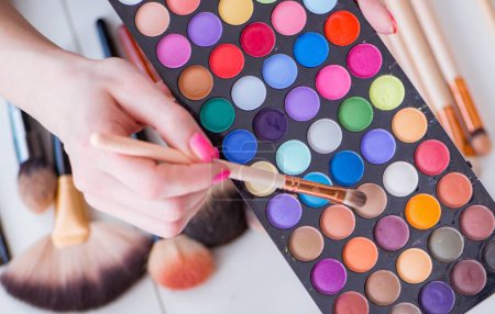 Téléchargez les photos : La collection de produits de maquillage exposés sur la table - en image libre de droit