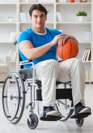 Téléchargez les photos : Le jeune joueur de basket-ball en fauteuil roulant se remet d'une blessure - en image libre de droit