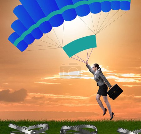 Foto de La empresaria cayendo en la trampa en paracaídas - Imagen libre de derechos