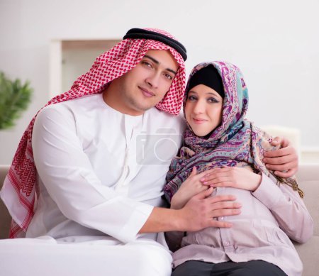 Téléchargez les photos : La jeune famille musulmane arabe avec femme enceinte attend bébé - en image libre de droit