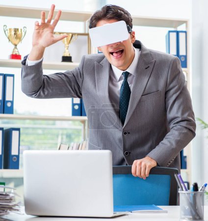 Téléchargez les photos : L'homme d'affaires avec vr lunettes de réalité virtuelle au bureau - en image libre de droit