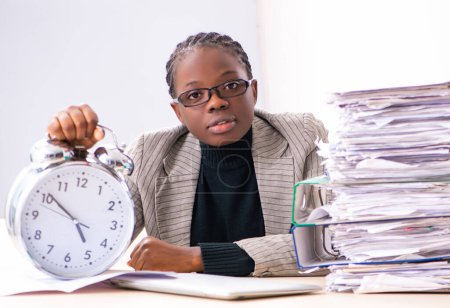 Foto de La empleada negra infeliz con el trabajo excesivo - Imagen libre de derechos