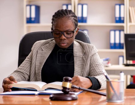 Téléchargez les photos : L'avocate noire au palais de justice - en image libre de droit