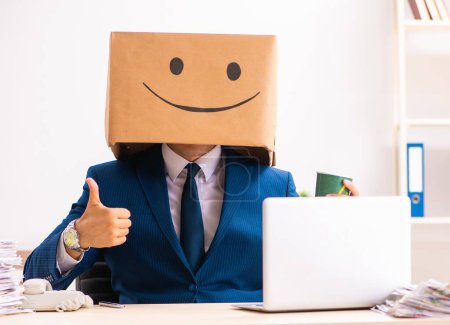 Téléchargez les photos : L'homme heureux employé avec la boîte au lieu de sa tête - en image libre de droit