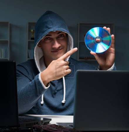 Téléchargez les photos : Le pirate pirate informatique la nuit - en image libre de droit