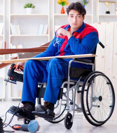 Téléchargez les photos : L'homme handicapé travaillant avec une scie circulaire - en image libre de droit