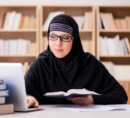 Foto de La chica musulmana en hiyab estudiando preparándose para los exámenes - Imagen libre de derechos
