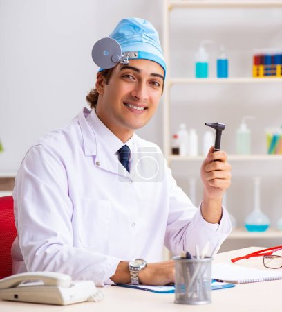 Téléchargez les photos : Le jeune homme médecin otolaryngologue travaillant à l'hôpital - en image libre de droit