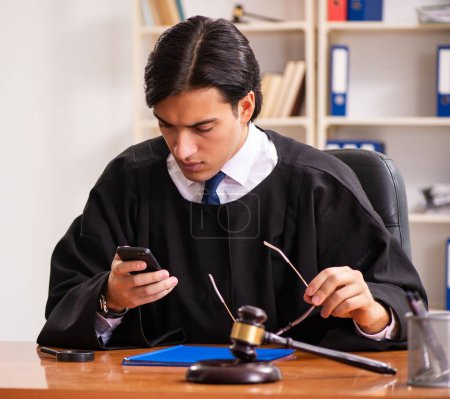 Téléchargez les photos : Le jeune beau juge qui travaille au tribunal - en image libre de droit