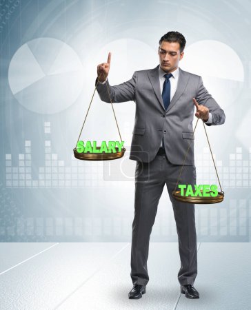 Téléchargez les photos : Homme d'affaires essayant de trouver un équilibre dans les impôts et les salaires - en image libre de droit