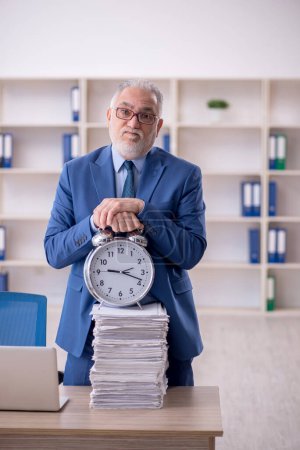 Téléchargez les photos : Ancien homme d'affaires employé dans le concept de gestion du temps - en image libre de droit
