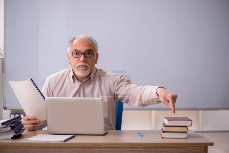Foto de Viejo profesor delante de la pizarra - Imagen libre de derechos