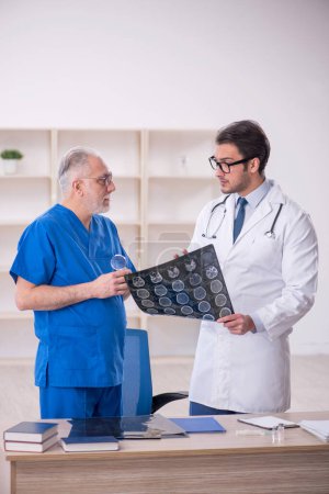 Téléchargez les photos : Two doctors radiologists working at the hospital - en image libre de droit