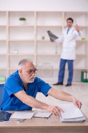 Téléchargez les photos : Two male doctors working at the hospital - en image libre de droit